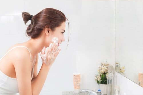 Rửa mặt nhẹ nhàng, tránh gây tổn thương da