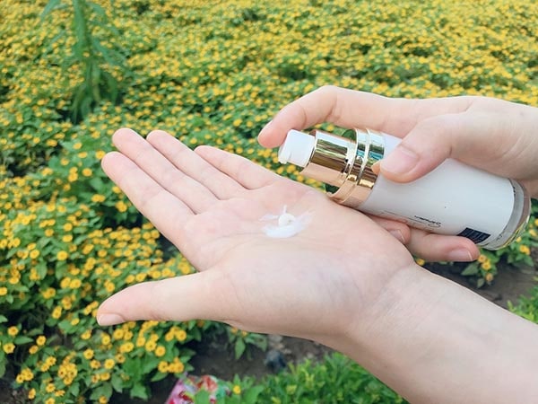 Đây là sản phẩm dưỡng ẩm đầu tiên trên thị trường được sản xuất dưới dạng serum giúp thẩm thấu nhanh xuống da. Sản phẩm khi xịt ra tay có màu trắng ngà…