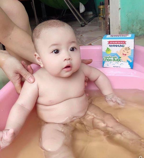 Nhờ Bột tắm Nhân Hưng mà da con trắng hồng chưa nè