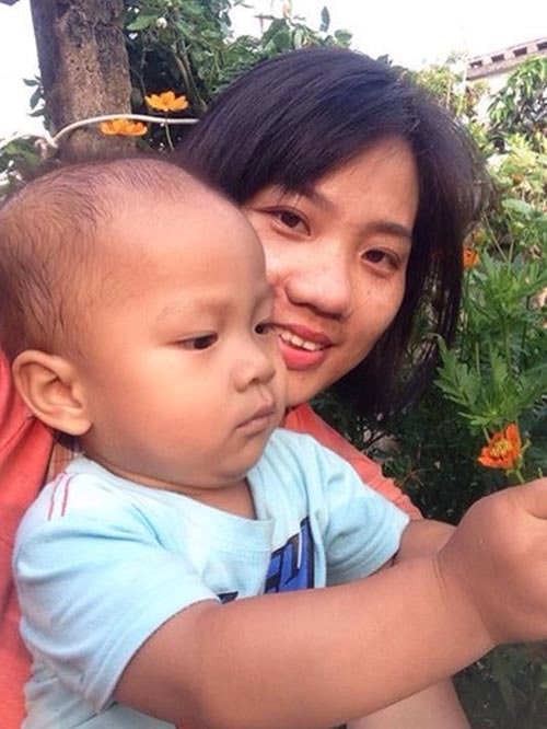 Hai mẹ con chị Thơm bên nhau hạnh phúc