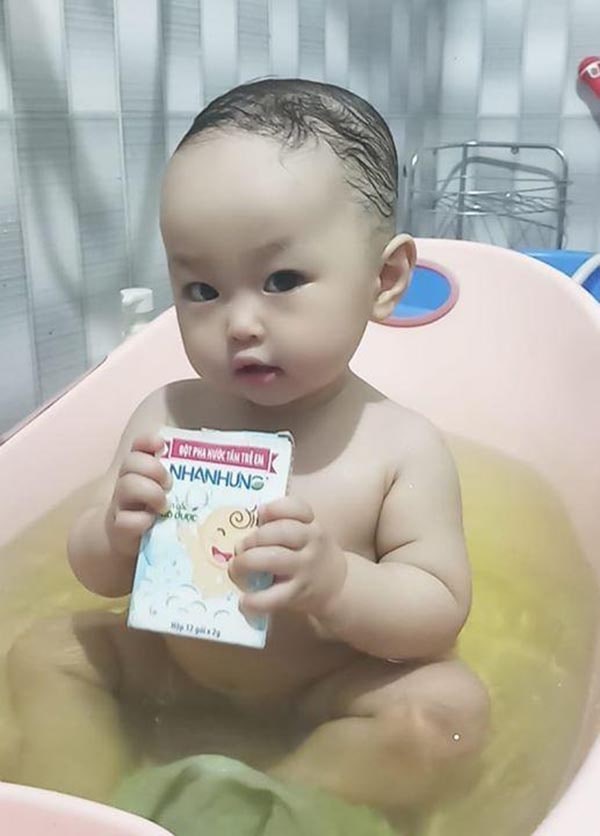 Nhờ Bột tắm Nhân Hưng mà làn da bé Chíp mềm mịn chưa này