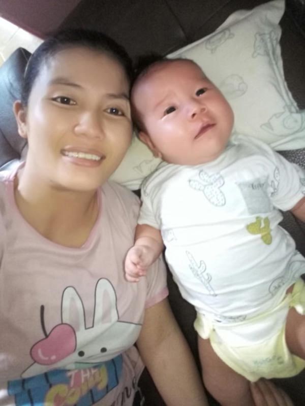 Hai mẹ con chị Thanh vui vẻ selfie