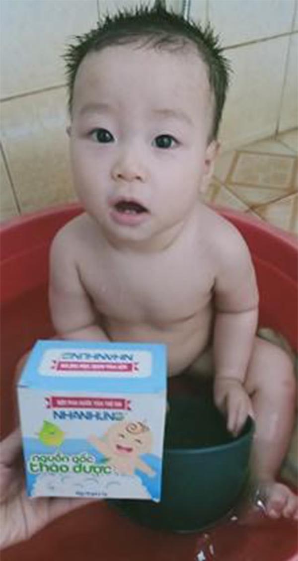 Bột tắm Nhân Hưng đã đồng hành cùng con được 8 tháng rồi đó