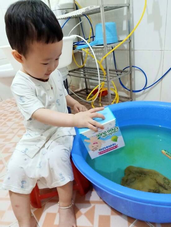 Bột tắm Nhân Hưng giúp chống viêm, kháng khuẩn, loại bỏ mụn nhọt ở trẻ