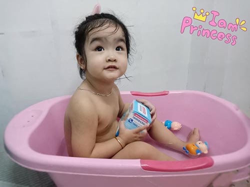Từ khi sinh ra bé Uyên đã sở hữu làn da mịn màng, trắng trẻo