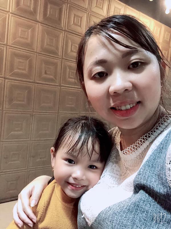 Chị Tuyết và con gái lớn
