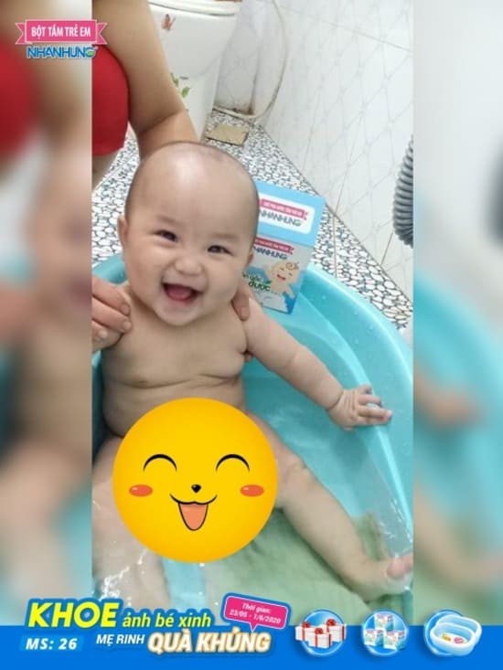 Bột tắm Nhân Hưng – “bảo bối” của bé Ánh Tuyết
