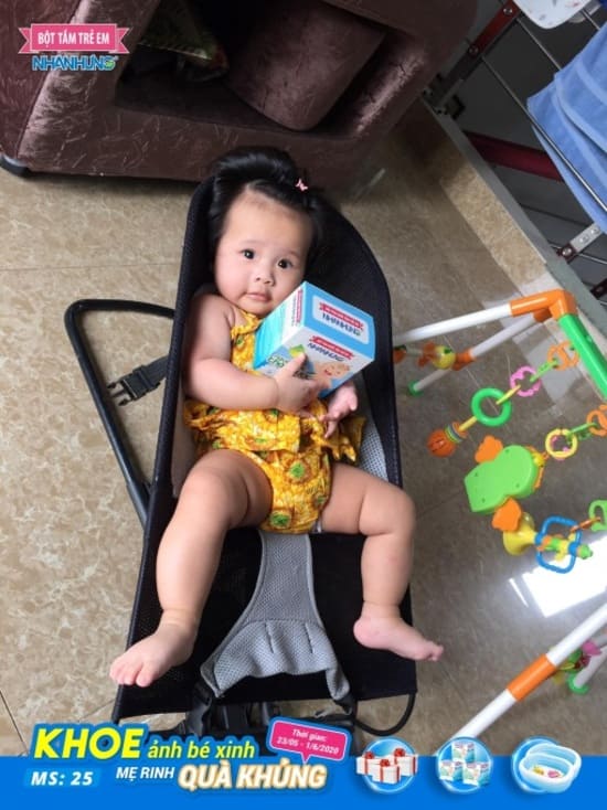 Bé Hà My đáng yêu bên Bột tắm Nhân Hưng