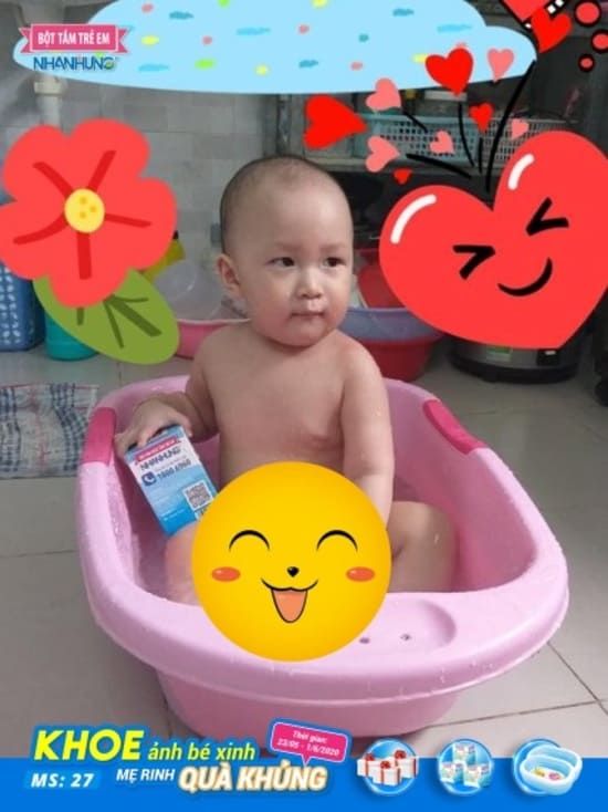 Bé Minh Đăng được mẹ tắm bằng Bột tắm Nhân Hưng