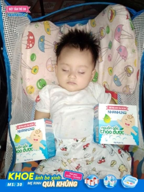 Bé Nguyễn Thảo Phương bên Bột tắm Nhân Hưng
