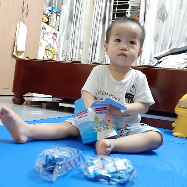 Bột tắm Nhân Hưng không những giúp con hết bệnh ngoài da mà còn trở thành người bạn thân thiết của con