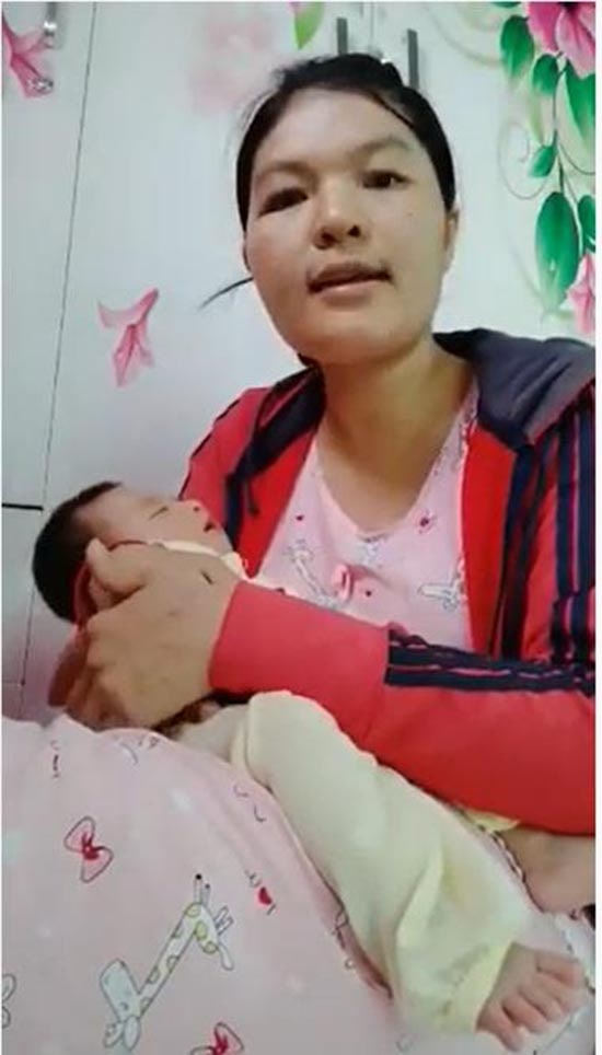 Chị Thúy và con trai chưa tròn tháng tuổi