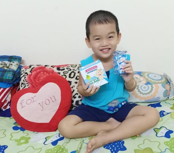 Con rất thích thú khi được tắm với “làn nước xanh”