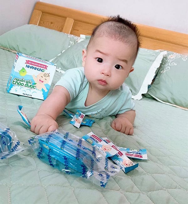 Các mom thấy da con mịn màng, trắng trẻo chưa này