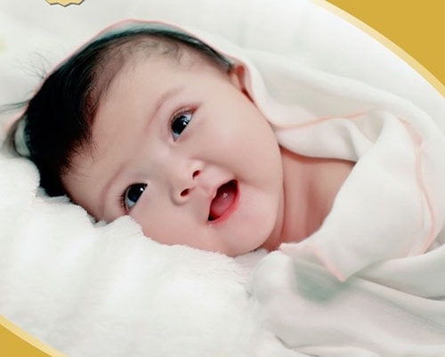Bé bắt chước cũng rất giỏi