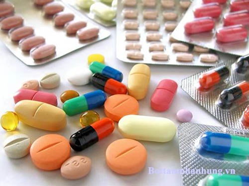 Tuân thủ nghiêm ngặt chỉ dẫn bác sĩ khi sử dụng thuốc Tây chữa mẩn ngứa.