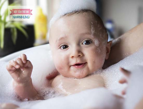 Tắm xà phòng khi trẻ bị chàm sữa có thể khiến bệnh nặng hơn