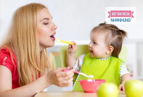 Tạo không khí vui vẻ cho bữa ăn của con.