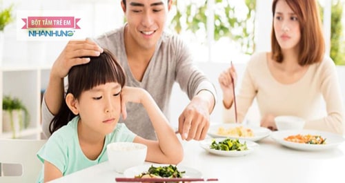 Trẻ biếng ăn khiến cha mẹ đau đầu.