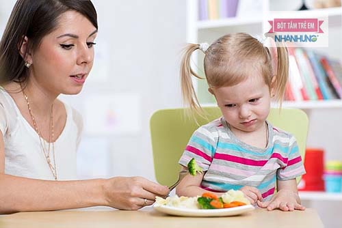 Tìm dấu hiệu bé 1 tuổi biếng ăn để tìm cách khắc phục kịp thời