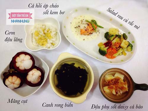 Mẹ nên tạo thực đơn đa dạng và đầy đủ dưỡng chất cho bé 1 tuổi biếng ăn