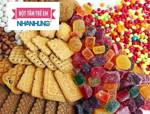 Bé bị viêm tai giữa không nên ăn đồ ngọt, đồ cay nóng, cứng dai..