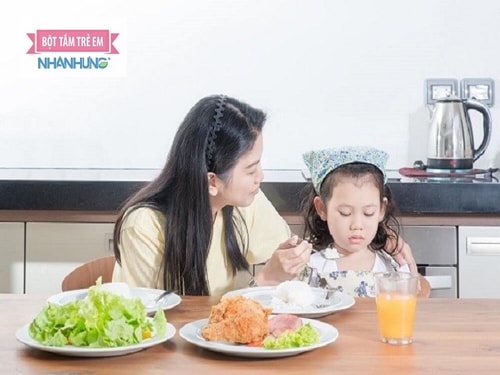 Đồ ăn không hợp khẩu vị cũng là một trong những nguyên nhân khiến bé biếng ăn.