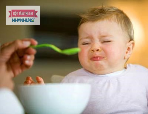 Bé mọc răng đau nhức lợi nên rất lười ăn.