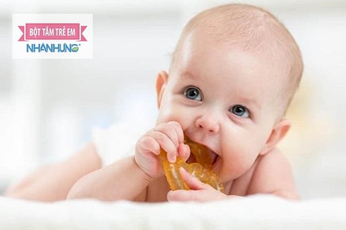 Mẹ chú ý vệ sinh răng miệng cho bé mọc răng sớm.