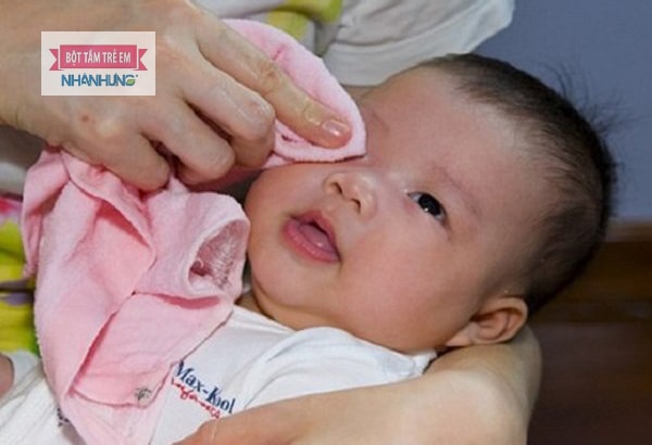 Trường hợp bé bị nổi mẩn đỏ ở mặt do thời tiết mẹ có thể pha loãng nước muối rồi vệ sinh vùng mặt bị nổi mẩn đỏ cho bé