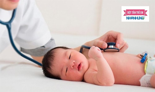 Đưa bé tới các cơ sở y tế nhi khoa hoặc các bệnh viện chuyên nhi khám chữa cho bé nếu tình trang bé thở khò khè không có nước mũi kéo dài