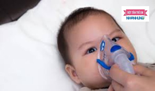 Chạy khí dung nếu tình trạng bé bị thở khò khè kéo dài không được xử lý kịp thời