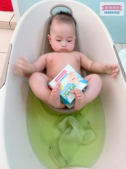 Bột tắm Nhân Hưng trị rôm sảy cho trẻ cực “nhạy”