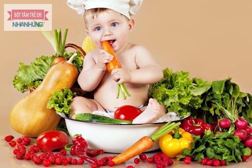 Bổ sung rau xanh, trái cây giúp trẻ nhanh hết rôm sảy