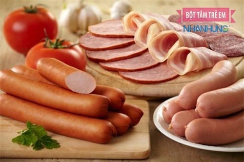 Thịt nguội, xúc xích không tốt cho trẻ bị thủy đậu