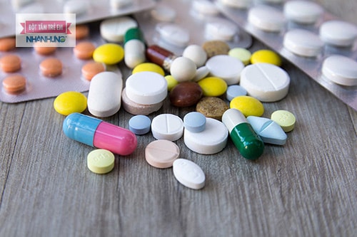 Sử dụng thuốc kháng histamine giúp hạn chế triệu chứng viêm da tiết bã hiệu quả.