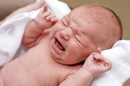 Trẻ sơ sinh bị viêm phế quản lâu dần sẽ gây ra viêm phổi.