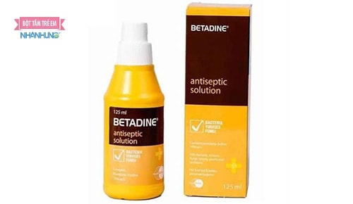 Betadine giúp sát khuẩn vùng viêm da tiếp xúc bội nhiễm.