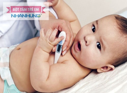 Sốt cao là dấu hiệu viêm tai giữa ở trẻ sơ sinh.