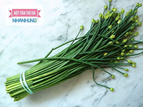 Lá hẹ giúp làm ấm cơ thể bé.