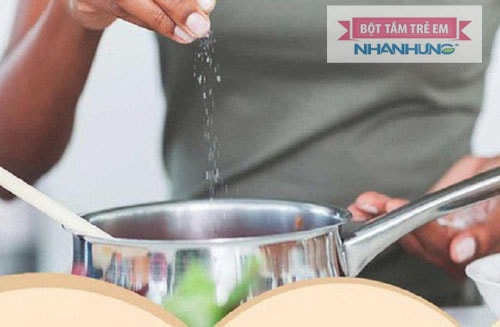 Không nêm mắm muối và gia vị vào thức ăn của bé trong thời kỳ ăn dặm
