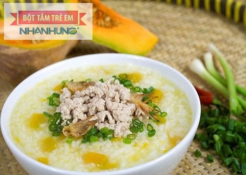Cháo óc heo bí đỏ đổi bữa cho bé ăn dặm