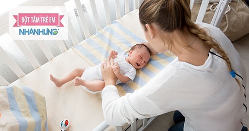 Thời tiết chuyển mùa rất dễ ảnh hưởng tới hệ hô hấp của bé.