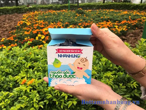 Mở nắp Bột tắm Nhân Hưng