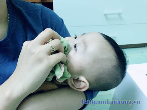 Lau vùng da bị chàm sữa ở trẻ