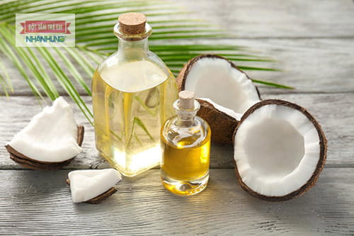 Bôi dầu dừa trước khi gội đầu trị viêm da tiết bã tận gốc ở trẻ sơ sinh.