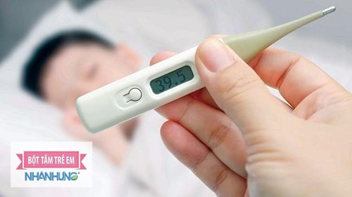 Vệ sinh lợi và miệng cho bé cẩn thận để tránh viêm nhiễm.