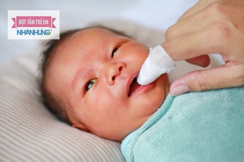 Vệ sinh lưỡi nướu sạch sẽ cho con bằng nước muối.