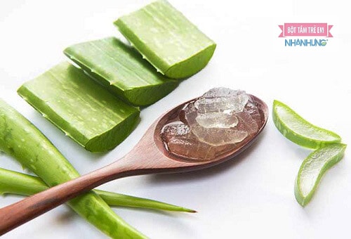 Sử dụng nha đam giúp giảm các triệu chứng nổi mẩn đỏ trên da và ngứa ở trẻ.