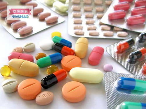 Sử dụng thuốc Tây giúp giảm triệu chứng dị ứng hóa chất nhanh chóng.